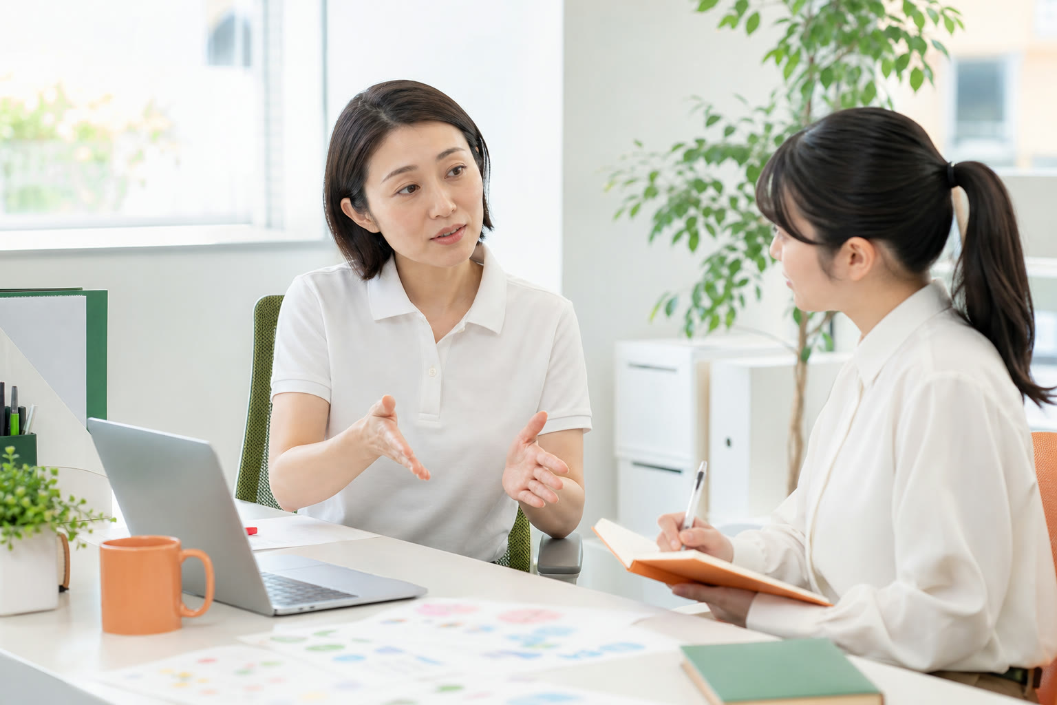 新人に同じ説明を繰り返す先輩スタッフ